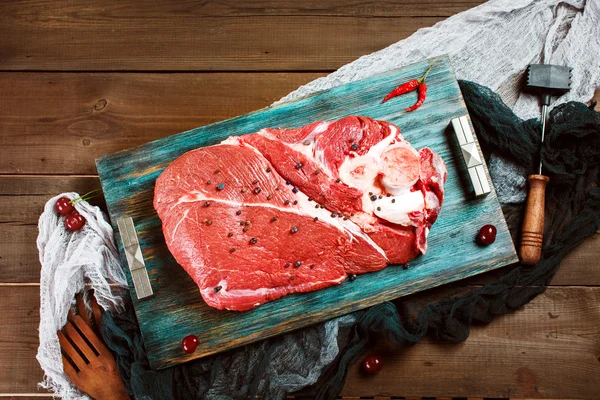 Carne di vitello fresca su tavola rustica di legno — Foto Stock