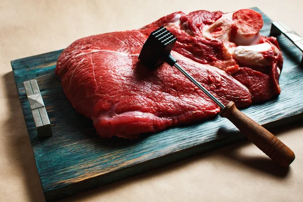 Carne di vitello fresca su vassoio di legno rustico — Foto Stock