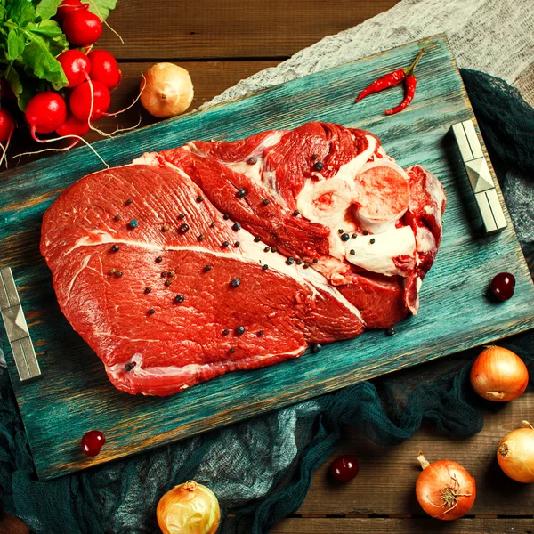 Carne di vitello fresca su tavola rustica di legno — Foto Stock