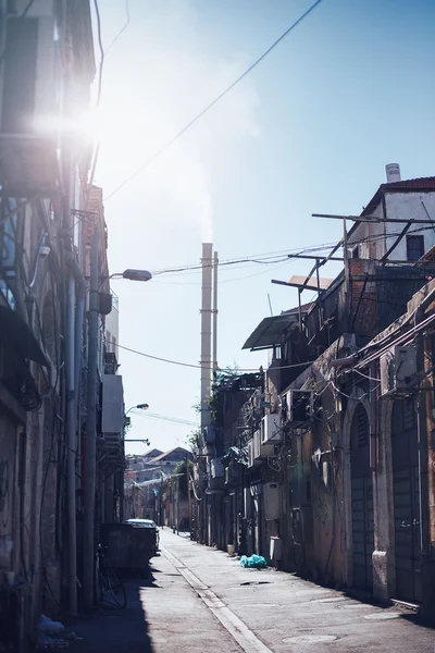 Barrio de tela urbana, calle sucia estrecha — Foto de Stock