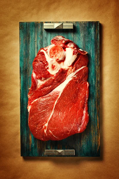 Vista dall'alto di carne di manzo rossa con pepe nero — Foto Stock