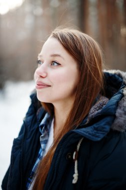 Headshot uzağa arıyorsunuz ve gülümseyen genç kadın