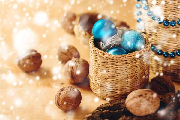 Dekorację świąteczną z niebieski Boże Narodzenie zabawki — Zdjęcie stockowe