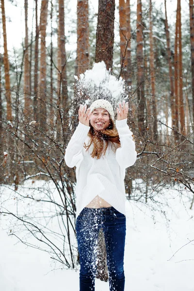 Jovem mulher bonita se divertindo no parque de inverno — Fotografia de Stock