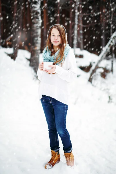 Mooie vrouw, drinken van warme dranken in winter park — Stockfoto