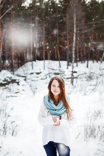 Mulher bonita bebendo bebida quente no parque de inverno — Fotografia de Stock