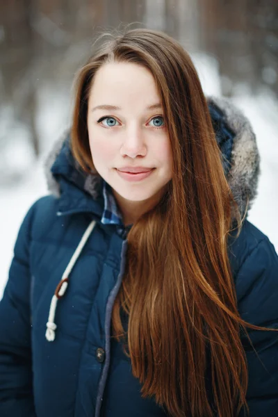Женщина в зимней одежде, стоящая в зимнем парике — стоковое фото
