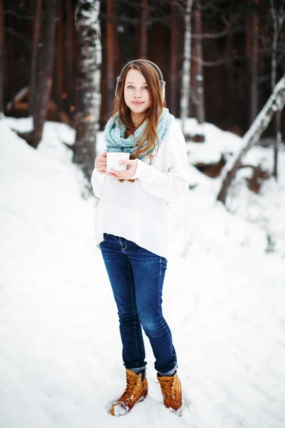 Mooie vrouw, drinken van warme dranken in winter park — Stockfoto