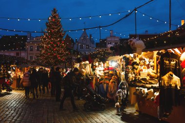 TALLINN, ESTONIA - 2 Ocak 2020 - Tallinn 'in sanatsal ve hediyelik eşya dükkanlarıyla dolu sanat eserleri ve dekore edilmiş şehir meydanına gece görüşü