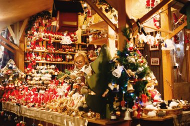 TALLINN, ESTONIA - 2 Ocak 2020 - Tallinn Noel pazarında Xmas oyuncakları ve bebekleriyle süslenmiş sanatsal hediyelik eşya dükkanına yakın çekim 