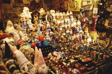 TALLINN, ESTONIA - 2 Ocak 2020 - Tallinn Noel pazarında Xmas oyuncakları ve bebekleriyle süslenmiş sanatsal hediyelik eşya dükkanına yakın çekim 