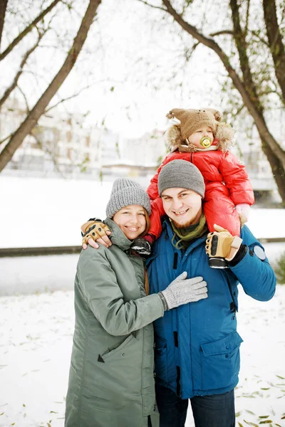 Retrato Jovem Família Feliz Com Uma Criança Inverno Roupa Casual — Fotografia de Stock