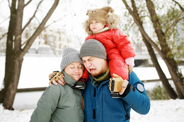 Retrato Divertida Familia Feliz Con Niño Triste Traje Deportivo Invierno —  Fotos de Stock