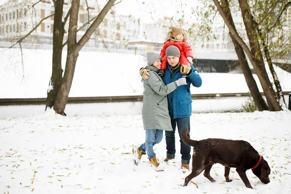 Portret Van Een Gelukkig Gezin Met Een Kind Hond Winter — Stockfoto