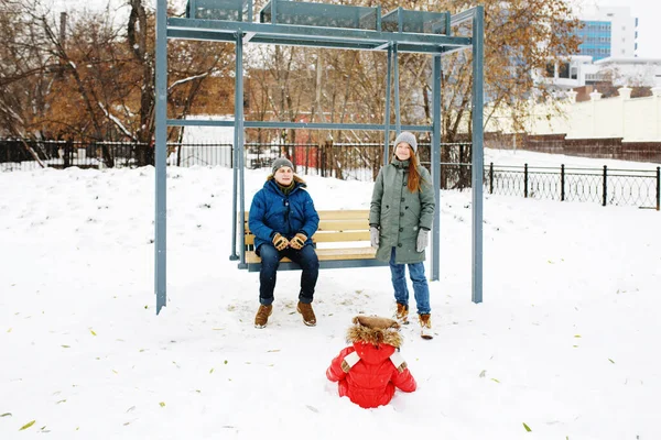 Volledige Hoogte Van Gelukkige Familie Met Een Peuter Winter Casual — Stockfoto