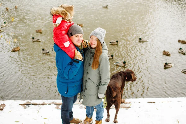 Familieportret Volledige Hoogte Met Een Kind Hond Winter Casual Outfit — Stockfoto