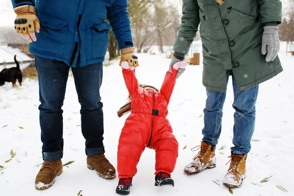 Familia Irreconocible Con Niño Travieso Traje Casual Invierno Caminando Divirtiéndose —  Fotos de Stock