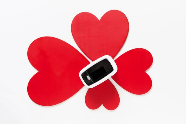 Covid Valentinstag Geschenk Konzept Pulsoximeter Zwischen Blume Aus Roten Herzen — Stockfoto