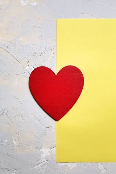Czerwone Malowane Serce Żółtym Papierze Szarym Teksturowanym Tle Saint Valentine — Zdjęcie stockowe