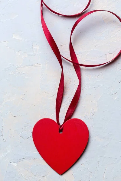 Rött Målat Hjärta Med Band Grå Strukturerad Bakgrund Saint Valentine — Stockfoto