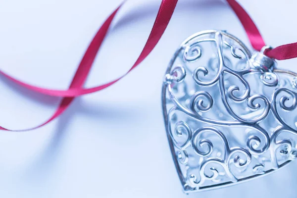 Cartão Saudação Dia São Valentim Belo Coração Prata Com Fita — Fotografia de Stock