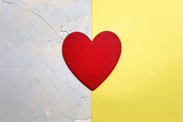 Corazón Pintado Rojo Sobre Papel Amarillo Sobre Fondo Texturizado Gris —  Fotos de Stock