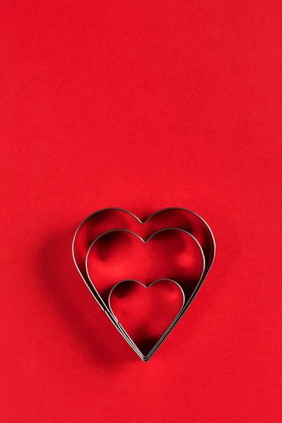 Saint Valentine Dag Minimalistisk Gratulationskort Hjärtformade Cookie Cutters Röd Bakgrund — Stockfoto