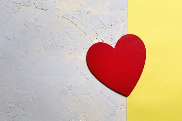 Coração Pintado Vermelho Sobre Papel Amarelo Sobre Fundo Cinza Texturizado — Fotografia de Stock