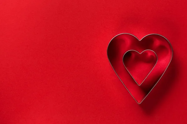 Saint Valentine Dag Minimalistisk Gratulationskort Hjärtformade Cookie Cutters Röd Bakgrund — Stockfoto