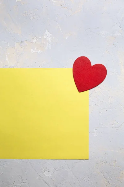 Corazón Pintado Rojo Sobre Papel Amarillo Sobre Fondo Gris Texturizado —  Fotos de Stock