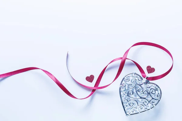 Svatý Valentýn Přání Krásné Stříbrné Srdce Červenými Srdíčky Stuhou Bílém — Stock fotografie