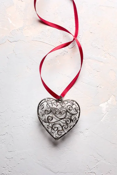 Tarjeta Felicitación San Valentín Hermoso Corazón Plata Con Cinta Roja —  Fotos de Stock