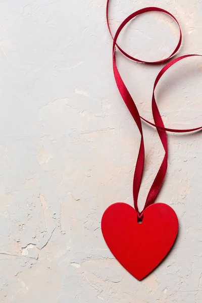 Coração Pintado Vermelho Com Fita Fundo Texturizado Cinza Cartão Minimalista — Fotografia de Stock