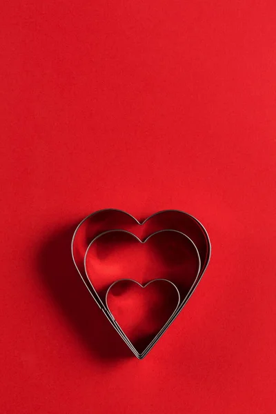 Saint Valentine Dag Minimalistisk Gratulationskort Hjärtformade Cookie Cutters Röd Bakgrund — Stockfoto