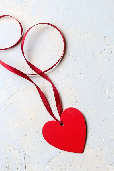 Corazón Pintado Rojo Con Cinta Sobre Fondo Texturizado Gris Tarjeta —  Fotos de Stock