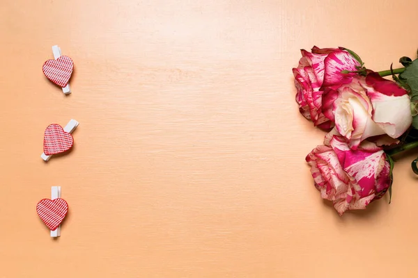 Valentijnsdag Kaart Frame Met Hartvormige Pinnen Felroze Rozen Bovenaanzicht — Stockfoto