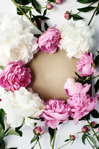 Eenvoudige Platte Lay Bloem Frame Van Roze Witte Pioenrozen Lente — Gratis stockfoto