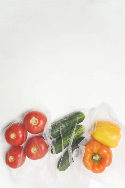 Багаторазові Пакети Свіжими Овочами Помідори Огірки Болгарський Перець Білому Тлі — стокове фото
