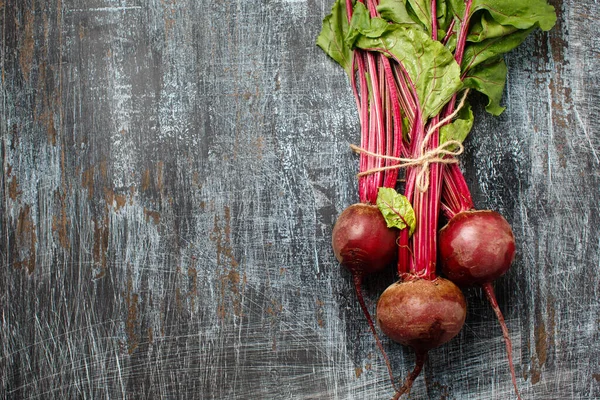 Pacchetto Giovani Barbabietole Agricoltura Biologica Fresca Sfondo Scuro Graffiato Primo — Foto Stock