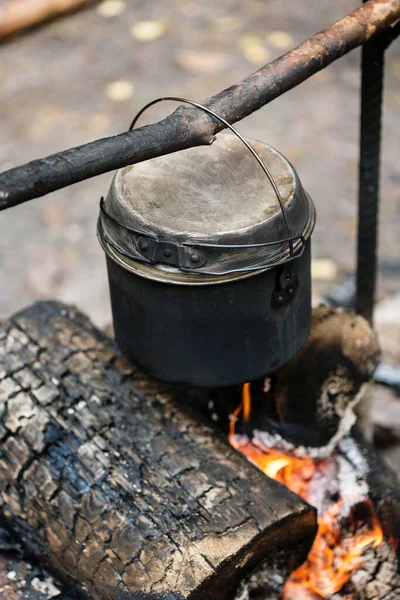 Fogo Acampamento Jantar Livre Natureza Panela Sobre Fogueira Close — Fotografia de Stock