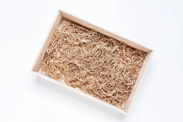 Geöffnete Geschenkbox Aus Holz Mit Geschreddertem Papierfüllstoff Auf Weißem Hintergrund — Stockfoto