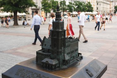 KRAKOW, POLAND - 21 Temmuz 2019: Eski kasaba meydanındaki Krakow belediye binasının modeli