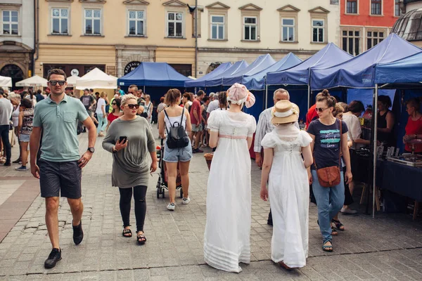 克拉科夫 2019年7月21日 身着历史性白衣的妇女夏季在波兰克拉科夫老城区散步 是欧洲的旅游胜地和目的地 — 图库照片