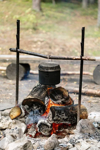 Fogo Acampamento Jantar Livre Natureza Panela Sobre Fogueira — Fotografia de Stock