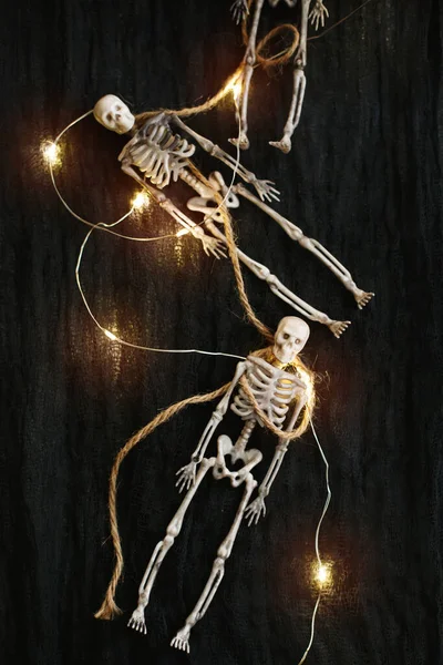 Decorações Halloween Dois Esqueletos Brinquedo Com Guirlanda Leve Tecido Preto — Fotografia de Stock