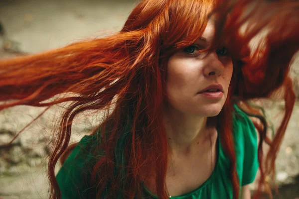 Derin yeşil gözlü güzel kızıl saçlı kız — Stok fotoğraf