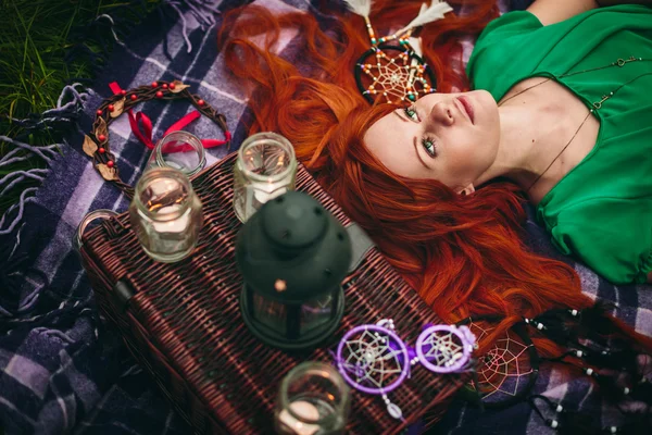 Çimlere yatan güzel kızıl saçlı kadın — Stok fotoğraf