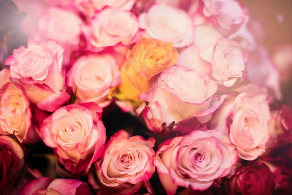 漂亮的粉红色玫瑰花束 — 图库照片