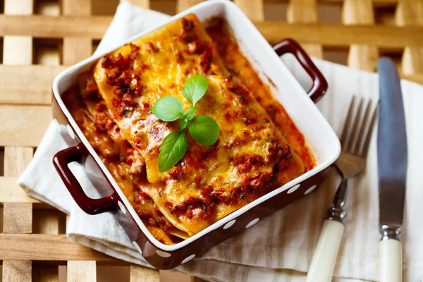 Włoskie jedzenie. Lasagne płyta ze świeżej bazylii. — Zdjęcie stockowe