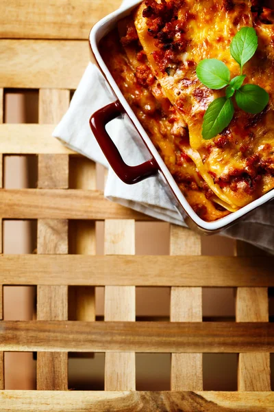 Comida italiana. Placa de lasanha na mesa de madeira . — Fotografia de Stock